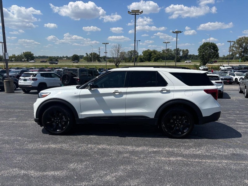 Ford Explorer Vehicle Full-screen Gallery Image 02