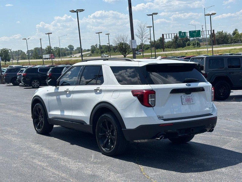 Ford Explorer Vehicle Full-screen Gallery Image 03