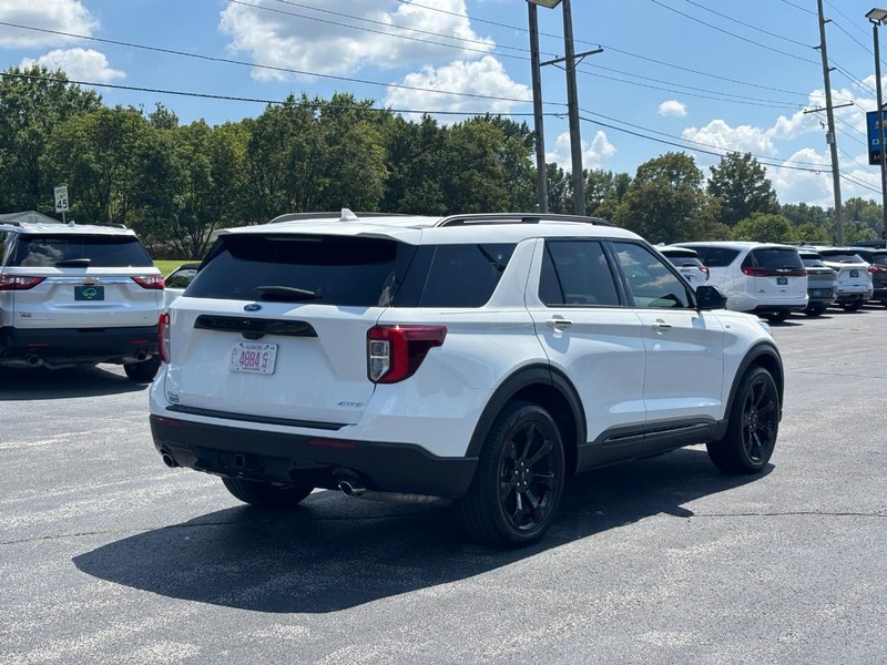 Ford Explorer Vehicle Full-screen Gallery Image 05