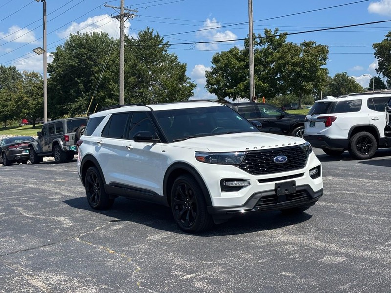 Ford Explorer Vehicle Full-screen Gallery Image 07