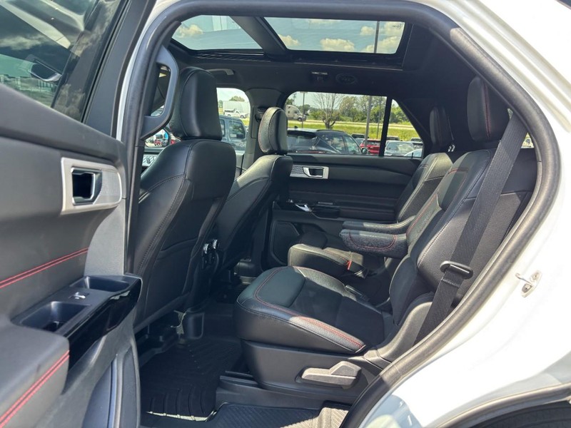 Ford Explorer Vehicle Full-screen Gallery Image 11