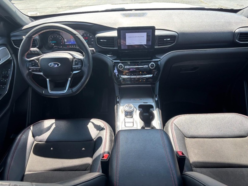 Ford Explorer Vehicle Full-screen Gallery Image 12