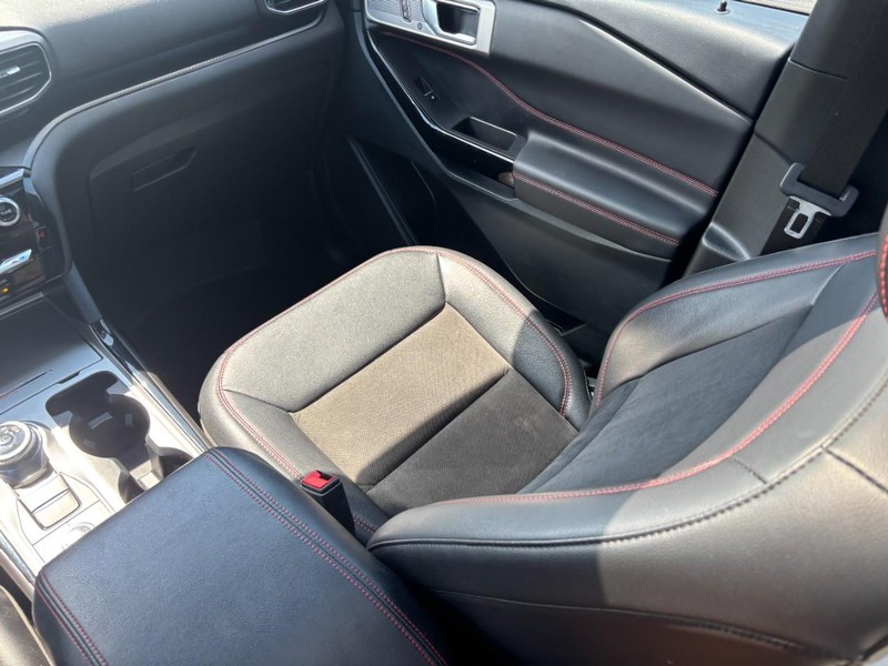 Ford Explorer Vehicle Full-screen Gallery Image 15