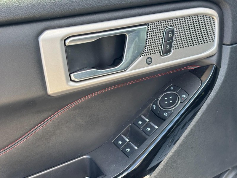 Ford Explorer Vehicle Full-screen Gallery Image 17