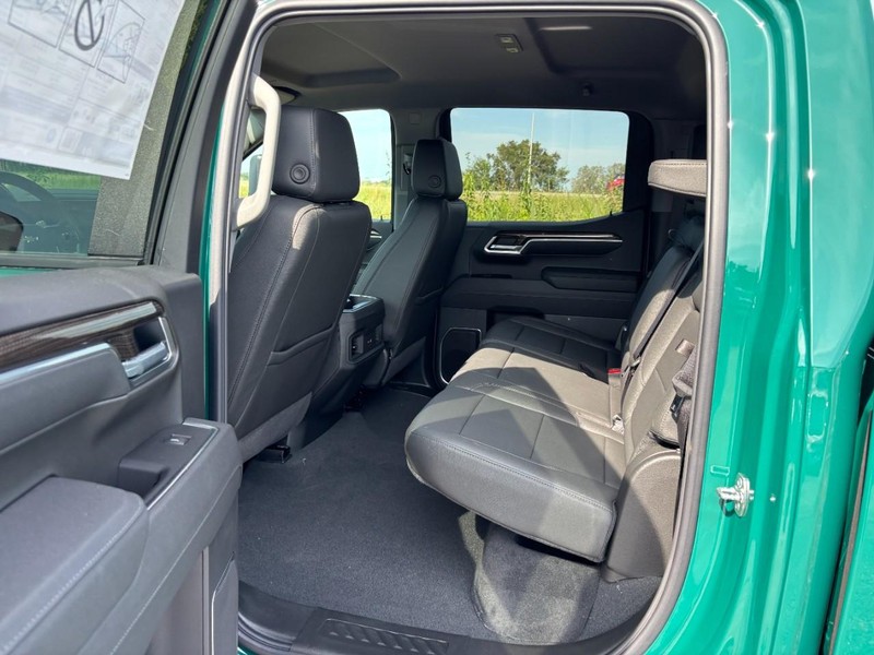 Chevrolet Silverado 1500 Vehicle Full-screen Gallery Image 5