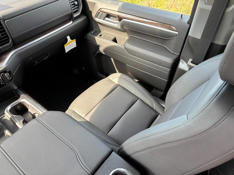 Chevrolet Silverado 1500 Vehicle Full-screen Gallery Image 9