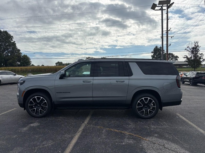 Chevrolet Suburban Vehicle Full-screen Gallery Image 2