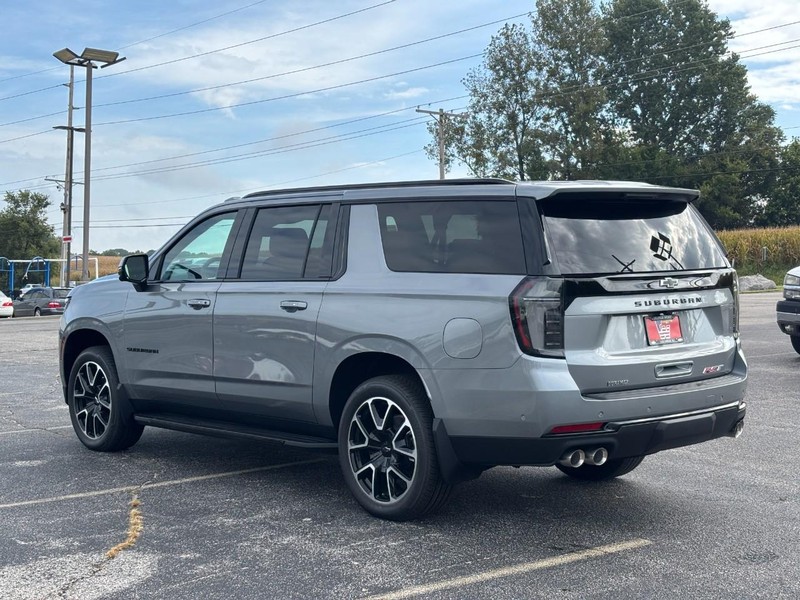 Chevrolet Suburban Vehicle Full-screen Gallery Image 3