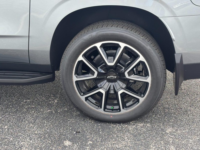Chevrolet Suburban Vehicle Full-screen Gallery Image 4