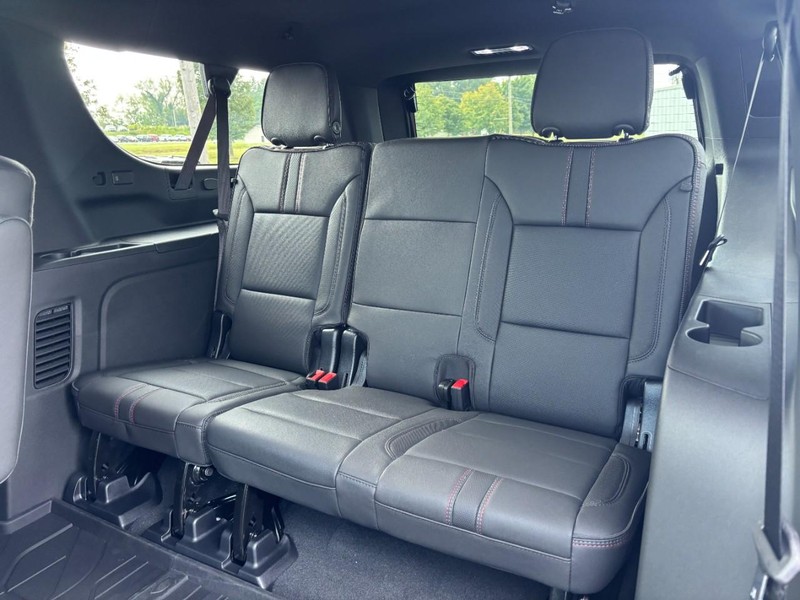Chevrolet Suburban Vehicle Full-screen Gallery Image 5