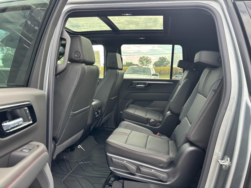 Chevrolet Suburban Vehicle Full-screen Gallery Image 6