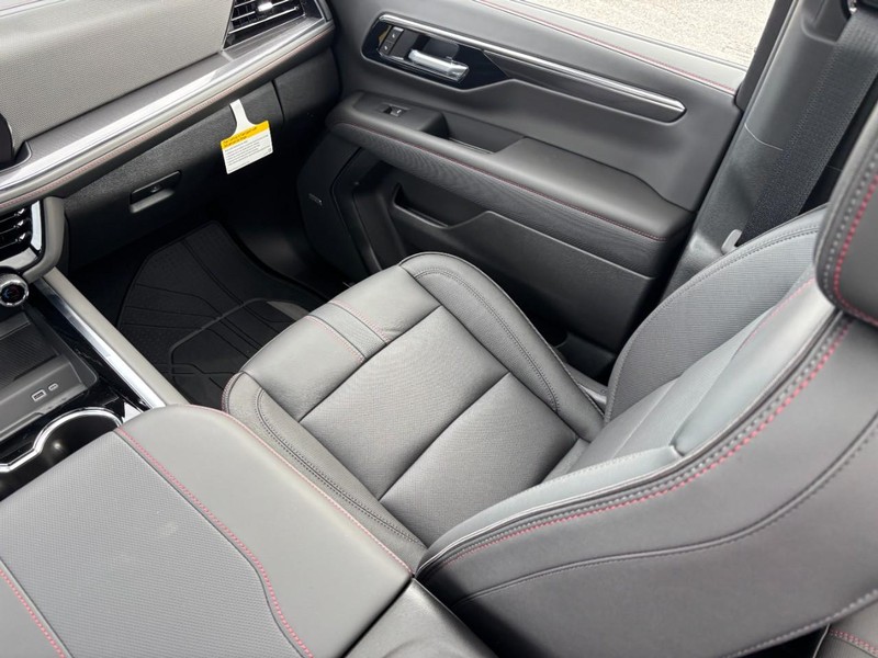 Chevrolet Suburban Vehicle Full-screen Gallery Image 10