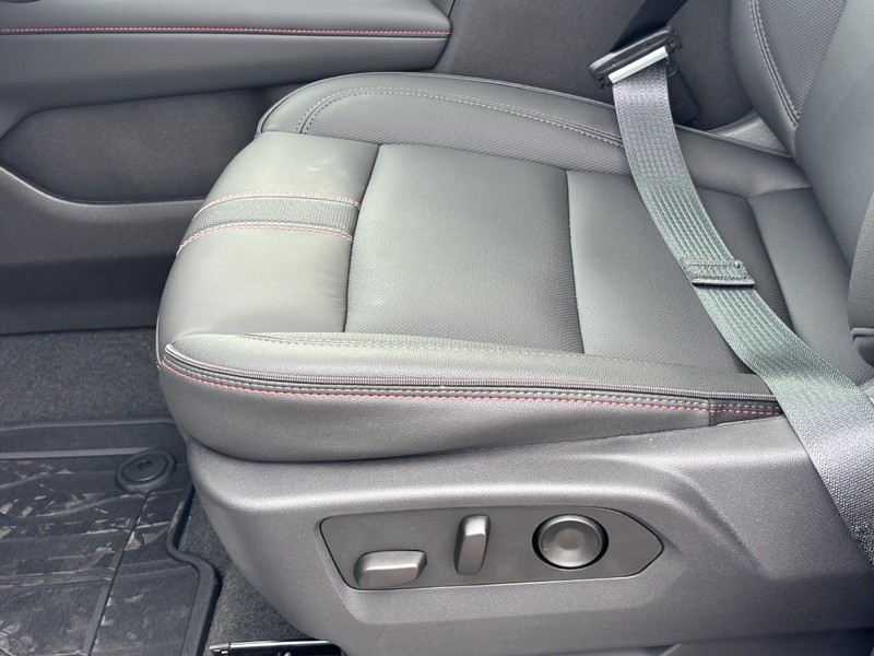 Chevrolet Suburban Vehicle Full-screen Gallery Image 11