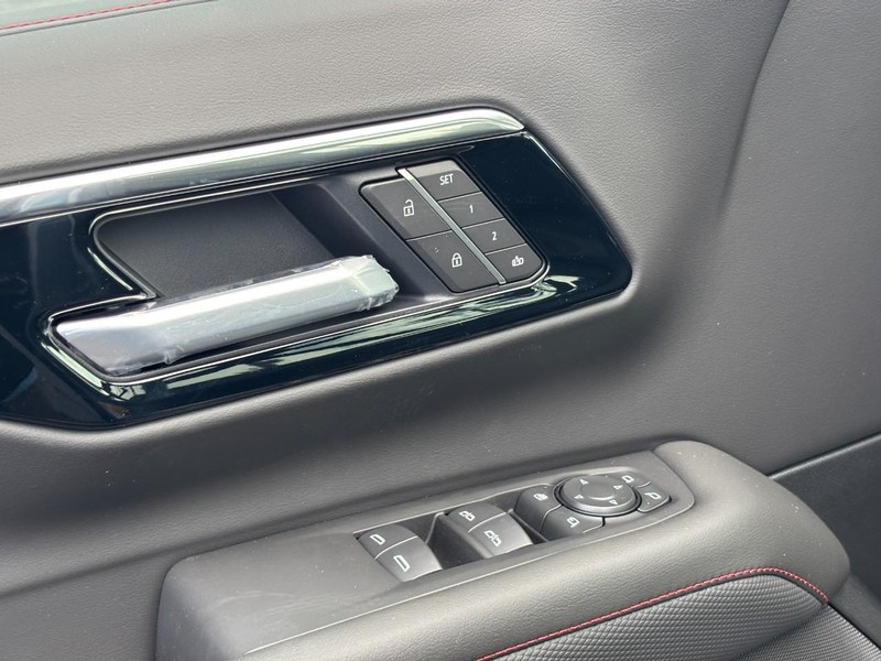 Chevrolet Suburban Vehicle Full-screen Gallery Image 12