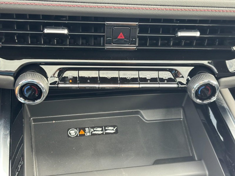 Chevrolet Suburban Vehicle Full-screen Gallery Image 19