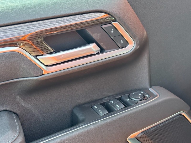 Chevrolet Silverado 1500 Vehicle Full-screen Gallery Image 11
