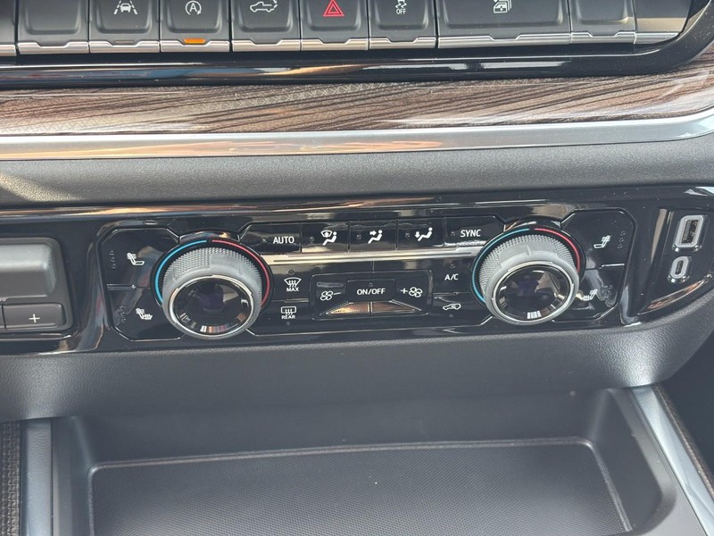 Chevrolet Silverado 1500 Vehicle Full-screen Gallery Image 18
