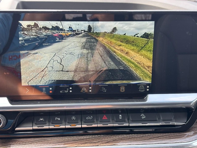 Chevrolet Silverado 1500 Vehicle Full-screen Gallery Image 17