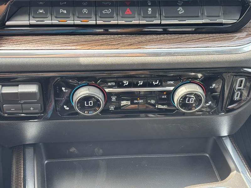 Chevrolet Silverado 1500 Vehicle Full-screen Gallery Image 18