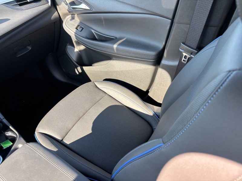 Buick Encore GX Vehicle Full-screen Gallery Image 14