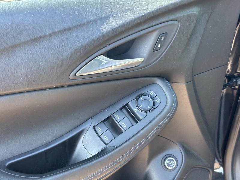 Buick Encore GX Vehicle Full-screen Gallery Image 16