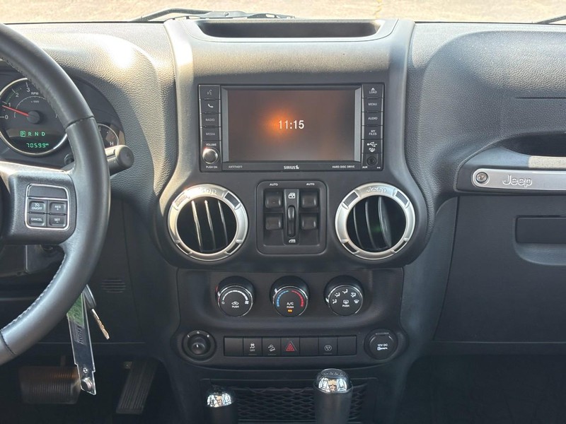 Jeep Wrangler Unlimited Vehicle Full-screen Gallery Image 13
