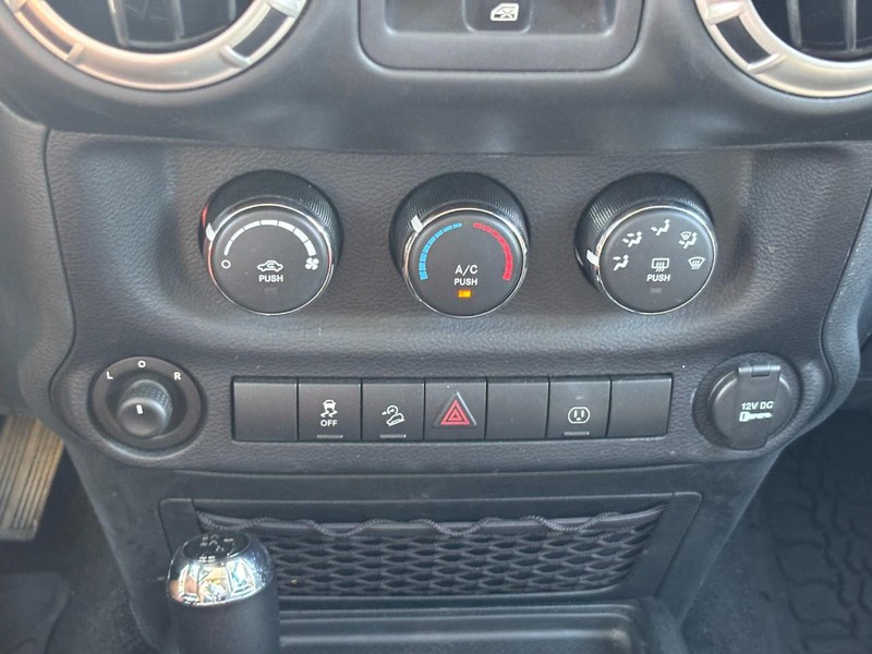 Jeep Wrangler Unlimited Vehicle Full-screen Gallery Image 21