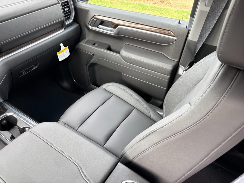 Chevrolet Silverado 1500 Vehicle Full-screen Gallery Image 9