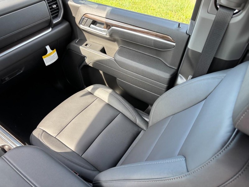 Chevrolet Silverado 1500 Vehicle Full-screen Gallery Image 9