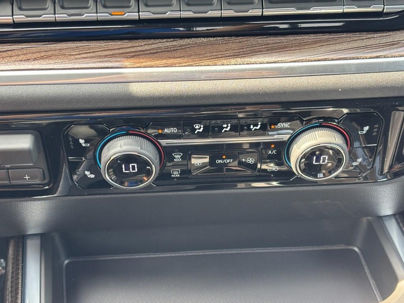Chevrolet Silverado 1500 Vehicle Full-screen Gallery Image 18