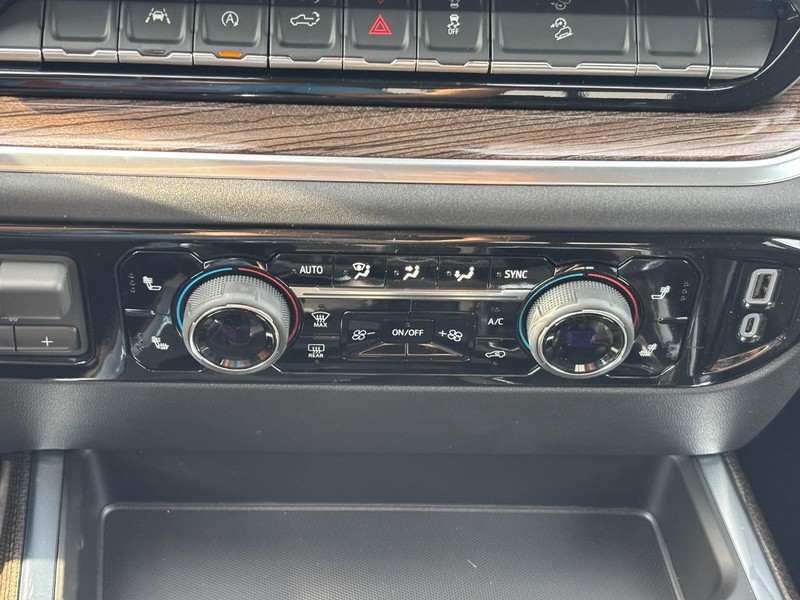 Chevrolet Silverado 1500 Vehicle Full-screen Gallery Image 18