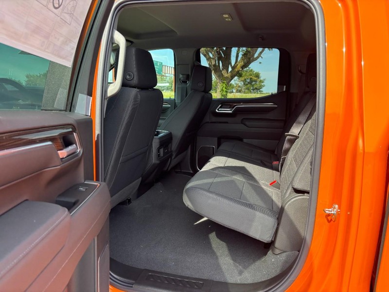 Chevrolet Silverado 1500 Vehicle Full-screen Gallery Image 5