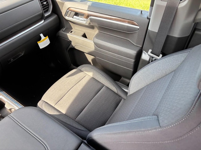 Chevrolet Silverado 1500 Vehicle Full-screen Gallery Image 9