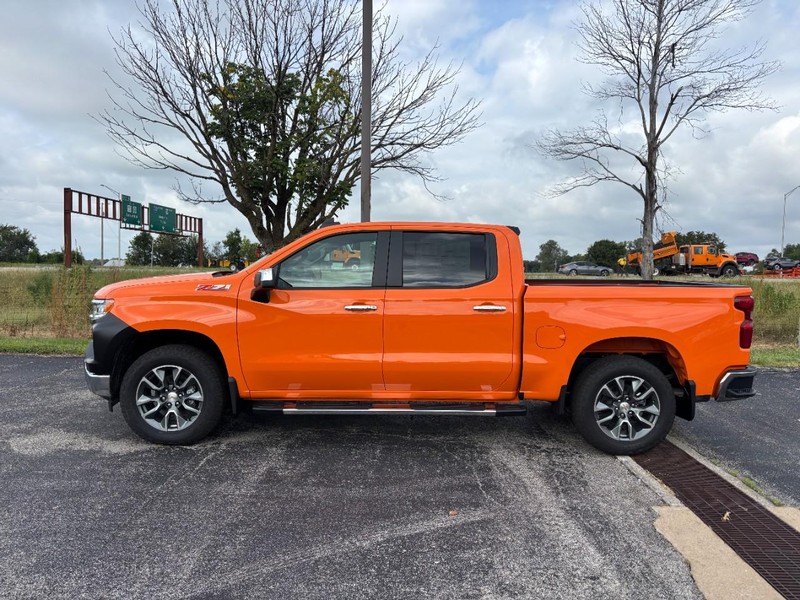 Chevrolet Silverado 1500 Vehicle Full-screen Gallery Image 2