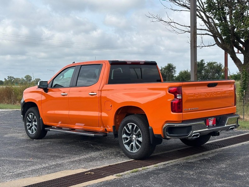 Chevrolet Silverado 1500 Vehicle Full-screen Gallery Image 3