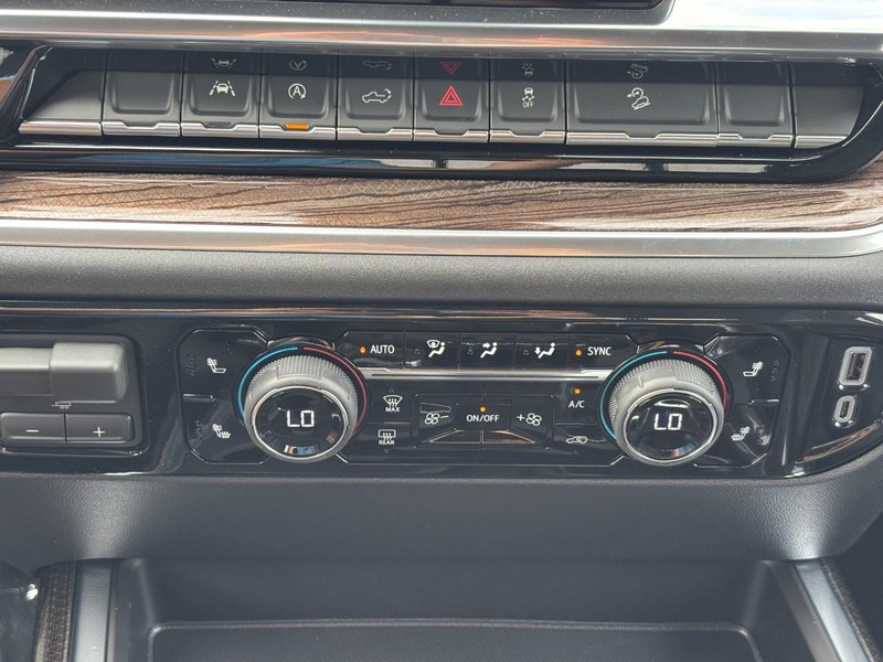 Chevrolet Silverado 1500 Vehicle Full-screen Gallery Image 18