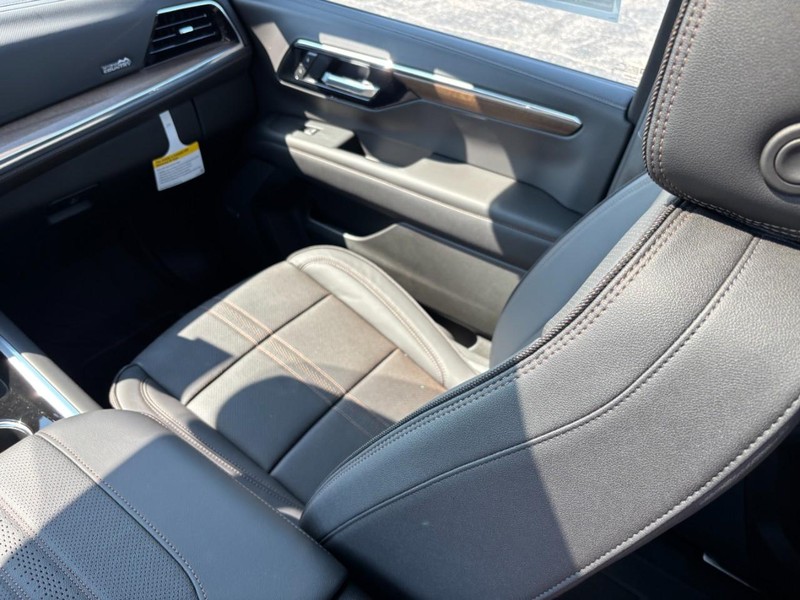 Chevrolet Tahoe Vehicle Full-screen Gallery Image 10