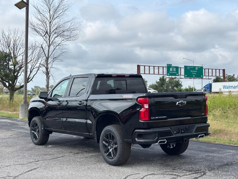 Chevrolet Silverado 1500 Vehicle Full-screen Gallery Image 3