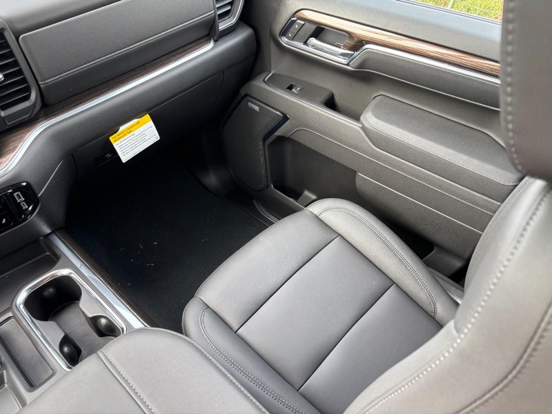 Chevrolet Silverado 1500 Vehicle Full-screen Gallery Image 9
