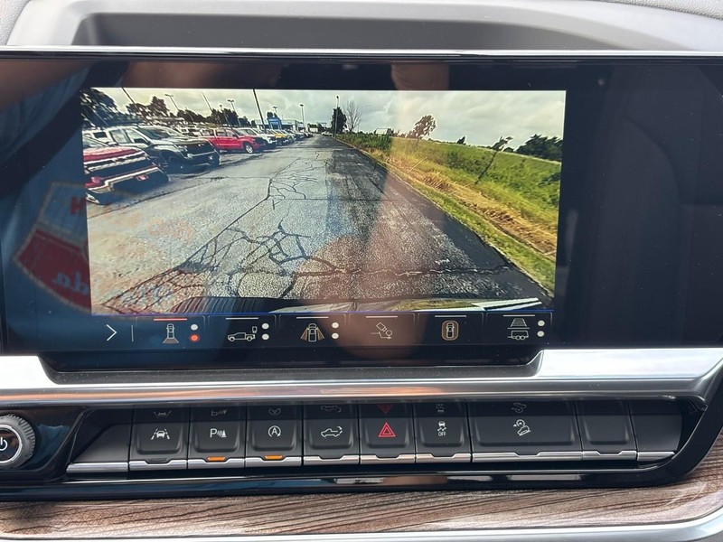 Chevrolet Silverado 1500 Vehicle Full-screen Gallery Image 16