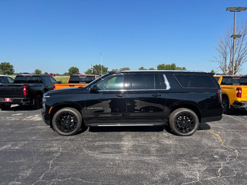 Chevrolet Suburban Vehicle Full-screen Gallery Image 2