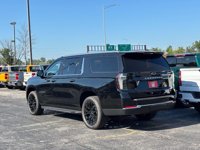 Chevrolet Suburban Vehicle Full-screen Gallery Image 3