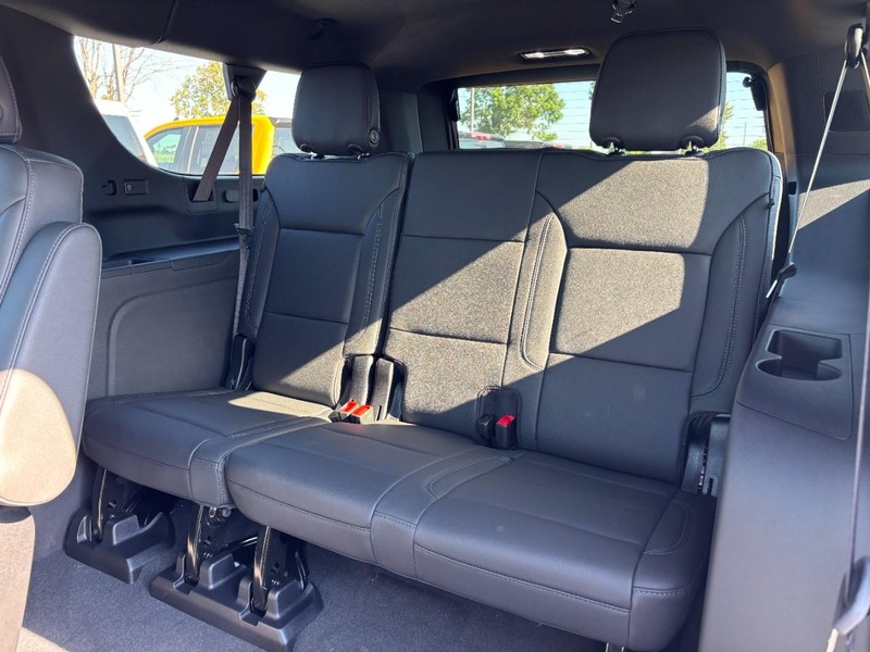 Chevrolet Suburban Vehicle Full-screen Gallery Image 5
