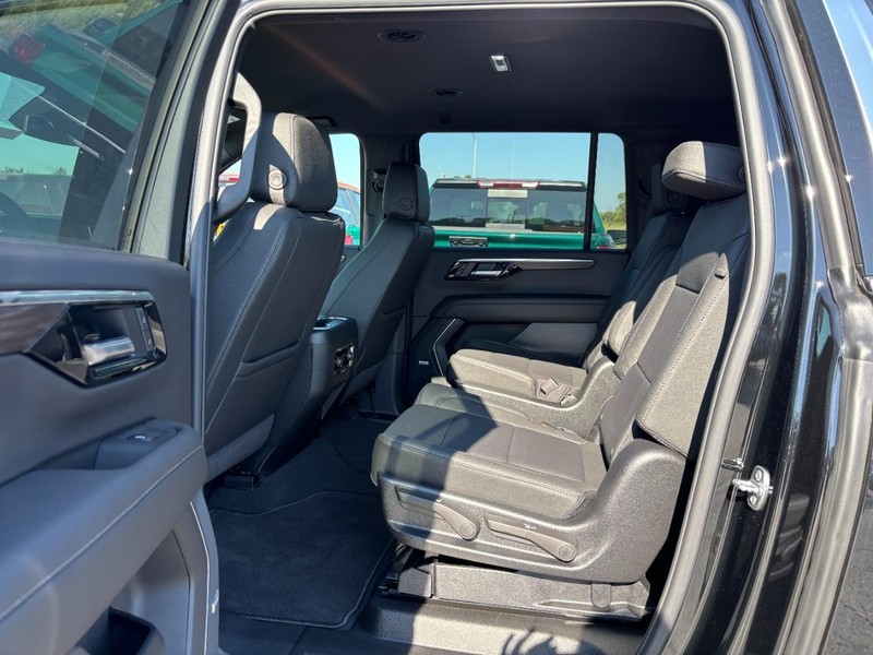 Chevrolet Suburban Vehicle Full-screen Gallery Image 6