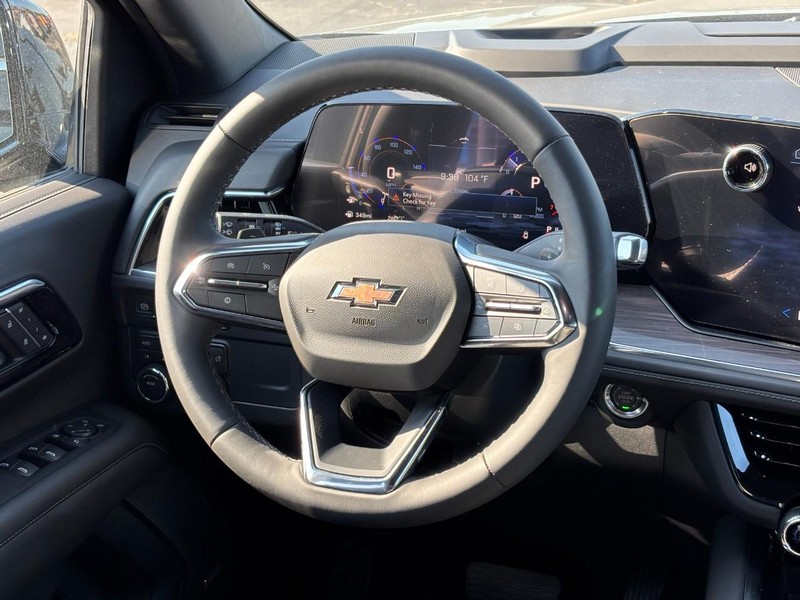 Chevrolet Suburban Vehicle Full-screen Gallery Image 8