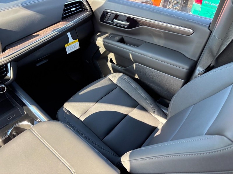 Chevrolet Suburban Vehicle Full-screen Gallery Image 10