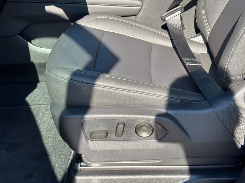 Chevrolet Suburban Vehicle Full-screen Gallery Image 11