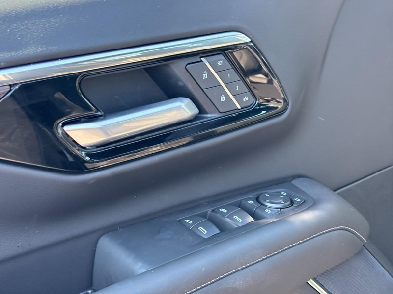 Chevrolet Suburban Vehicle Full-screen Gallery Image 12