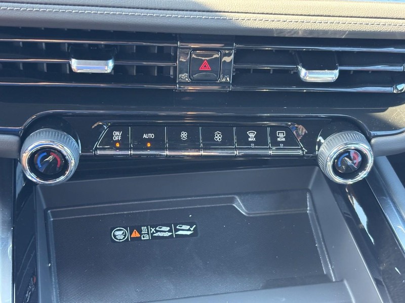 Chevrolet Suburban Vehicle Full-screen Gallery Image 19