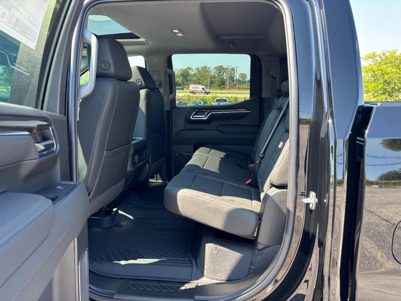 Chevrolet Silverado 1500 Vehicle Full-screen Gallery Image 5